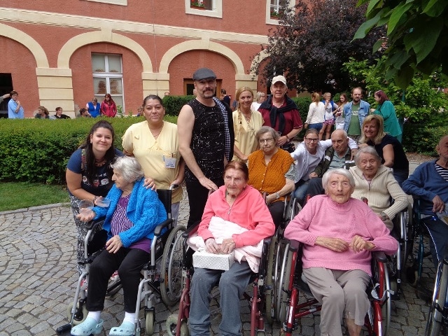 Klienti SeniorCentra Terezín navštívili místní Domov se zvláštním režimem