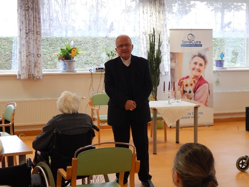 Návštěva biskupa v SeniorCentru Terezín