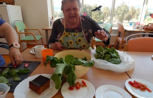 Sklizeň a ochutnávka zeleniny z vlastní zahrádky SeniorCentra Terezín
