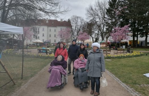 Návštěva výstavy Zahrada Čech s klienty SeniorCentra Terezín