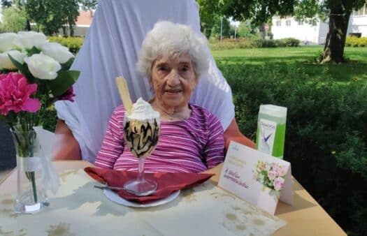 Zmrzlinový pohár splněným přáním pro klientku SeniorCentra Terezín