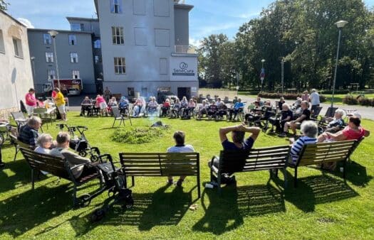 Opékání špekáčků v SeniorCentru Terezín