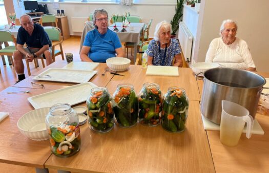 Výroba rychlokvašek s klienty SeniorCentra Terezín