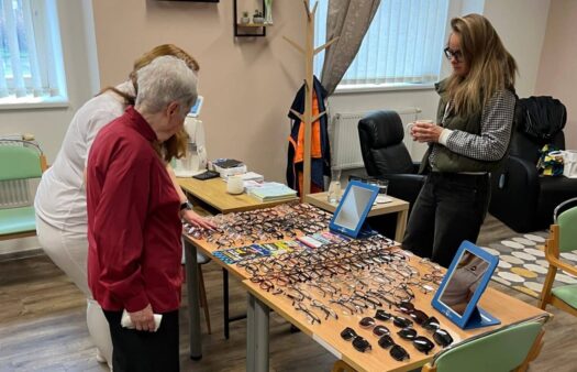 Zrak pod kontrolou: V SeniorCentru Terezín proběhlo měření zraku i výběr brýlí