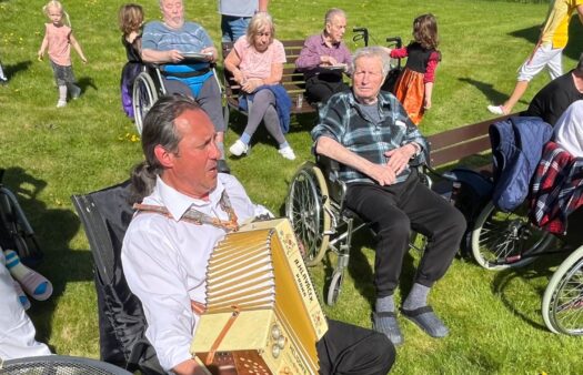 Čarodějnické opékání buřtů s harmonikářem