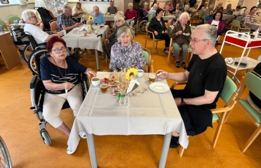 Červencoví oslavenci si užili sladké pohoštění i živou hudbu